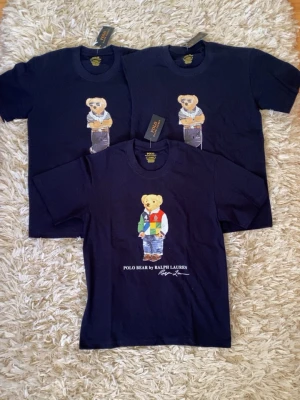 Polo bear t-shirts - Säljer dessa Ralph lauren T-shirts i storlek M i färgen mörkblå. Fick dem i julklapp men passade inte och gick ej att skicka tillbaka. Nytt pris 1000 mitt pris 599 per st. OBS! Köp görs inte via denna annons. Vid andra frågor är det bara komma dm. 