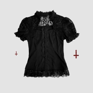 Topp 💋⛓️ - Svart babydolltopp i viktoriansk stil från Scarlet Darkness! 🖤⛓️🦇Med fina spetsdetaljer och dekorativa knappar. Är även stretchig. Storlek M, bortklippt lapp (byst 84cm, midja 78cm, längd 65cm) 📏Knappt använd så i jättefint skick! ✨