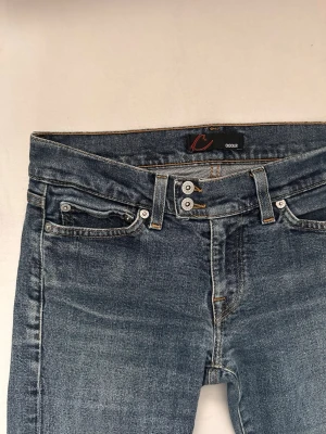 Blå bootcut jeans från Crocker - Säljer ett par klassiska blå jeans från Crocker med bootcut-snitt, low waist. Min mammas gamla. I storlek 28, L:34. 