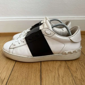 Valentino open sneakers  - Säljer dessa snygga valentino open sneakers. Använt skick men fortfarande fina, storlek 39🥰