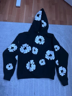 Denim tears tröja och t shirt  - Hej, jag säljer 2 denim tears plag en tröja och en t shirt båda är väldigt bra kvalite och nästan aldrig använts jag säljer tröjorna för att jag har storlek xs och inte s 