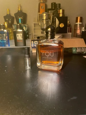 Stronger With You Intensely 4 ml - En populär parfym från Giorgio Armani, Stronger With You Intensely. Perfekt för dig som vill sticka ut med en modern och ungdomlig stil. Säljs med en praktisk liten sprayflaska för enkel användning på språng.