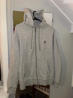 Ralph Lauren zip - Mycket fin Ralph Lauren zip i grå färg och storlek S. I mycket fint skick och inga defekter.