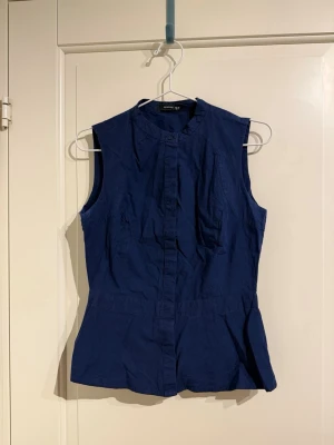 Bomullsväst från reserved  - Jättesnygg mörkblå tightare väst från reserved.