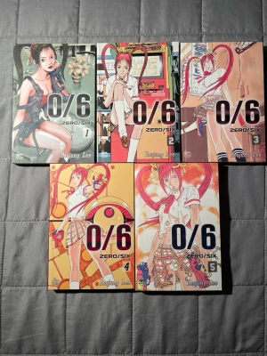 0/6 Zero/Six 1-5 (komplett) - Samla hela serien av 0/6 Zero/Six! En actionfylld manhwa med coola karaktärer, futuristisk stil och spännande vändningar. Perfekt för dig som gillar manga och vill ha något annorlunda och fartfyllt i bokhyllan.