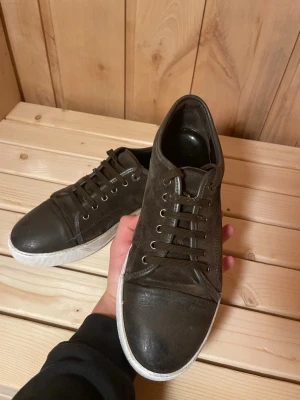 Bruna sneakers med mocka och skinn - Hej vi säljer nu dessa lanvins i storlek 43. Det finns tecken på användning men de är fortfarande i väldigt skick. Bara att höra av sig vid frågor