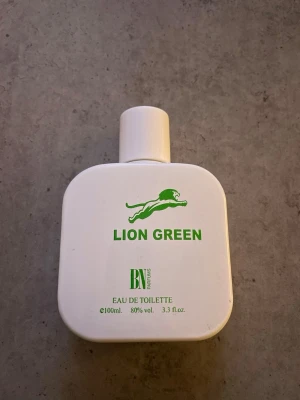 Lion Green Eau de Toilette - Lion Green från BN Parfums är en Eau de Toilette på 100 ml med 80% volym. 50-60 ml kvar! Luktar exakt samma som Lacoste parfymen!.