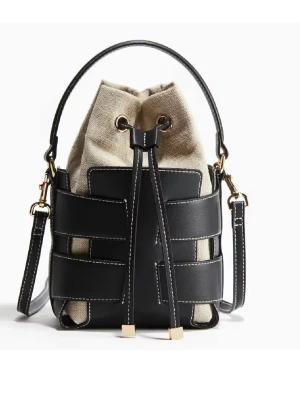  bucket bag från hm - Super snygg bucket bag från hm! Slutsåld och super trendig. Har en liten skada men det syns ej. Öppen för bud. 