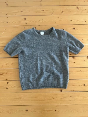 Grå stickad kortärmad tröja - Mysig stickad tröja i fint skick🩶