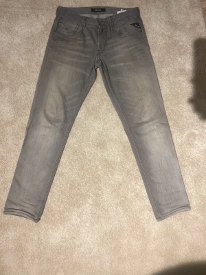 Grå Replay jeans, slim fit - Säljer ett par gråa Replay jeans. Säljer jeansen för att de är för små.Perfekta till sneakers eller boots.