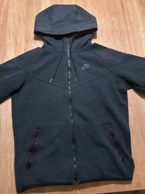 Svart Nike tech - Säljer min svarta Nike tech till ett bra pris 