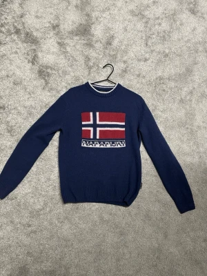 Napapijri merino ull tröja - Merino ull tröja med Norge flagga från napapijri. Storlek S, 10/10 skick utan defekter. Nypris 1700kr, säljer min för 1000kr.