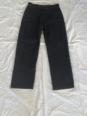 Kostymbyxor  - Svarta Dickies kostymbyxor i storlek W29.