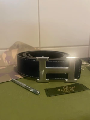 Blåt H bälte  - Storlek,115cm