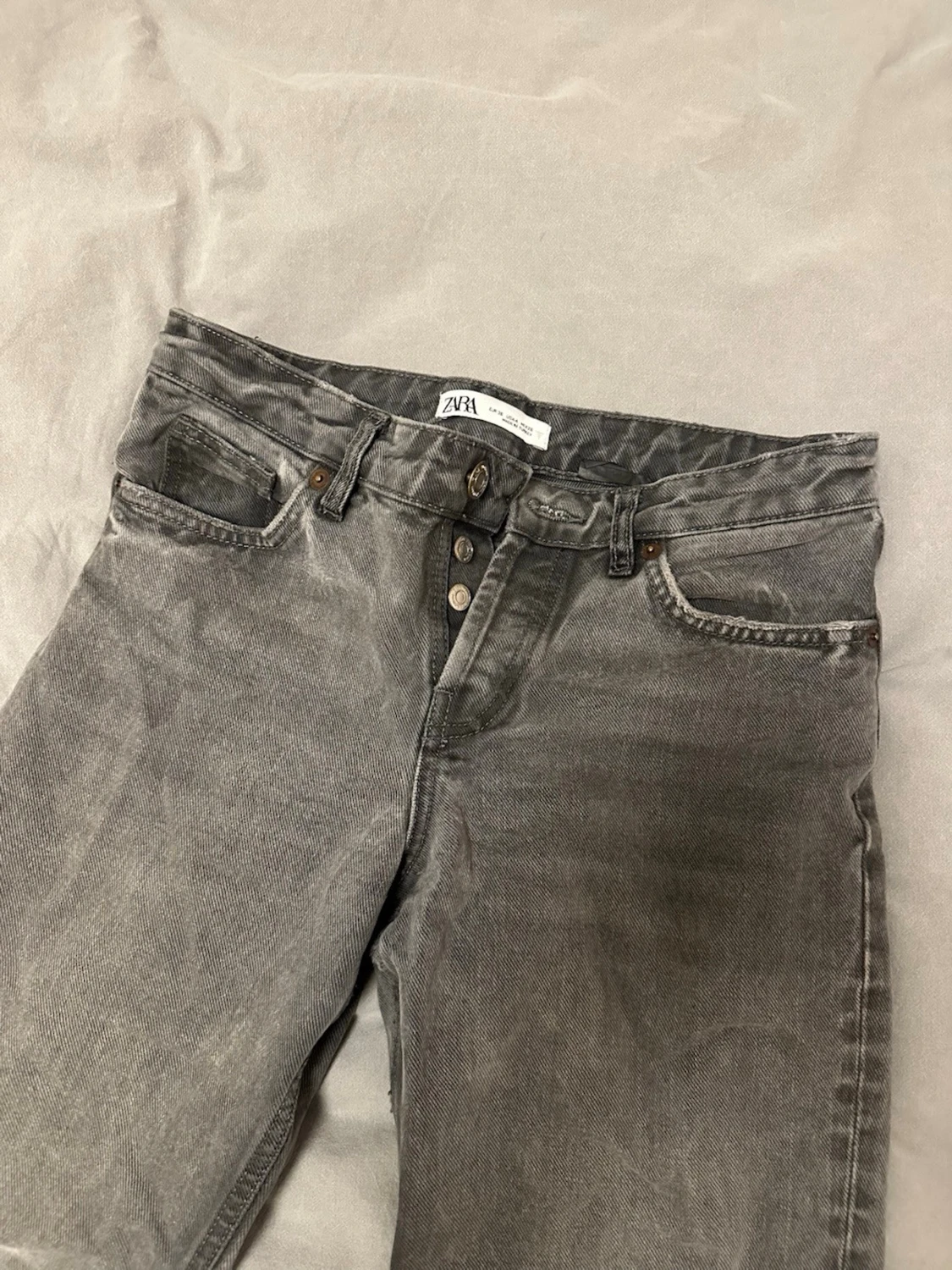 Grå jeans från Zara med knappar - 1