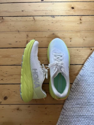 Hoka träningsskor  - Träningsskor från Hoka modell Rincon 3. Endast använda inomhus, ca 5-10 gånger så i princip nyskick. Nypris ca. 1900kr.