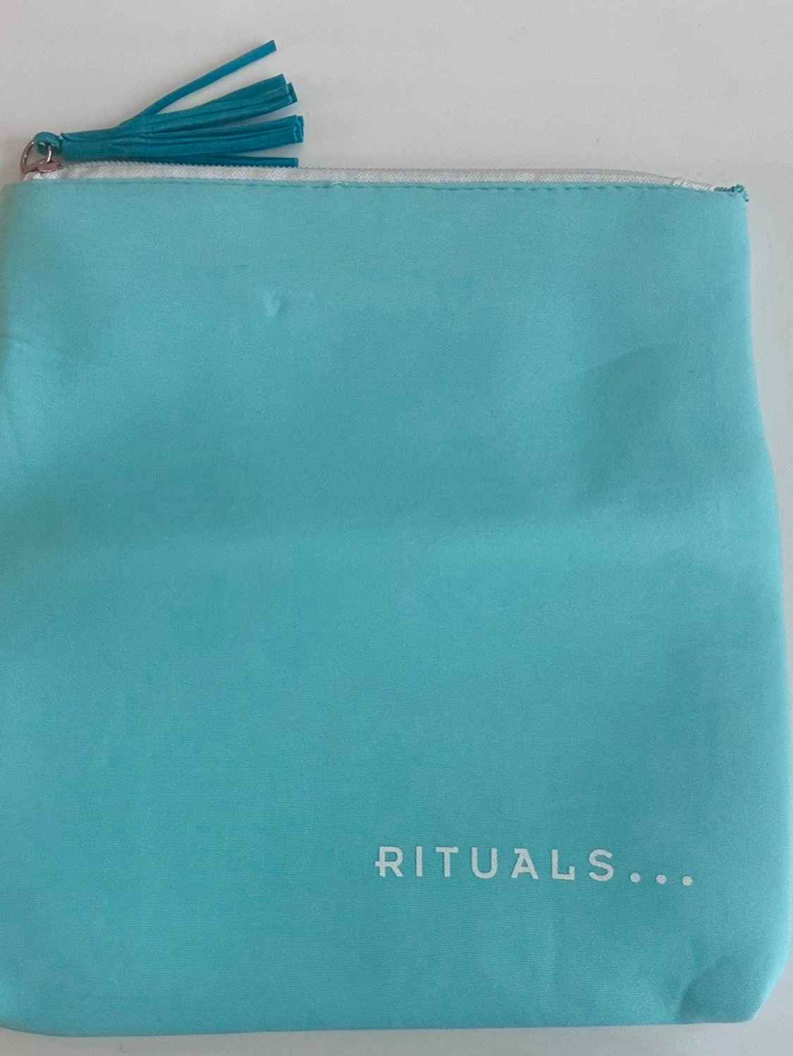 Två sminkväskor från Rituals och en från Shiseido  - 2