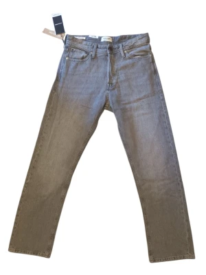 Grå jeans från Jack & Jones - Hej!😊 Jag säljer ett par grå jeans från Jack & Jones. De är i modellen Relaxed/Chris. Storlek 29/32! Fråga gärna om du undrar något!😁🫵 ‼️ Priset är inte hugget i sten‼️