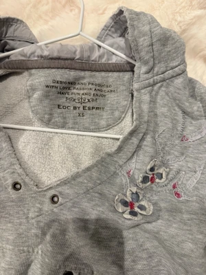 Grå mini hoodie från esprit  - Supersöt med små blommor och kortare modell. 