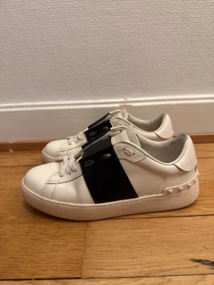 Valentino open sneakers  - Säljer nu dessa fina valentino skor | Fint skick | Storlek 37 | Givetvis äkta 