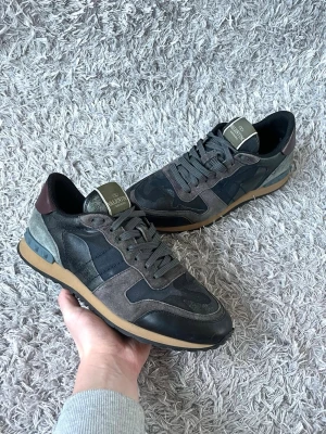 Valentino Garavani Rockrunner sneakers - Säljer ett par sköna Rockrunners! | De är i använt men fint skick som kan ses på bilderna! Size labeln har nötts bort något. | Storlek 40 men kan passa något större! | Ställ gärna frågor innan du köper!