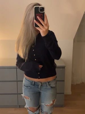 mörkblå kofta  - mötkblå kofta med guldknappar💕💕