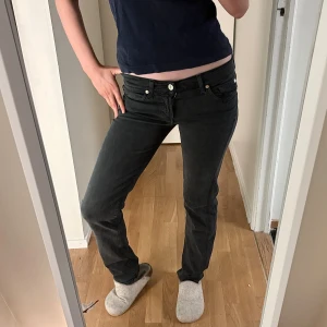 Svarta jeans från 7 For All Mankind - Snygga svarta jeans från 7 For All Mankind med klassisk femficksdesign och raka ben. Jeansen har låg midja och är tillverkade i mjukt bomullsmaterial med lite stretch för extra komfort. Perfekta för dig som gillar stilrena och tidlösa jeans.