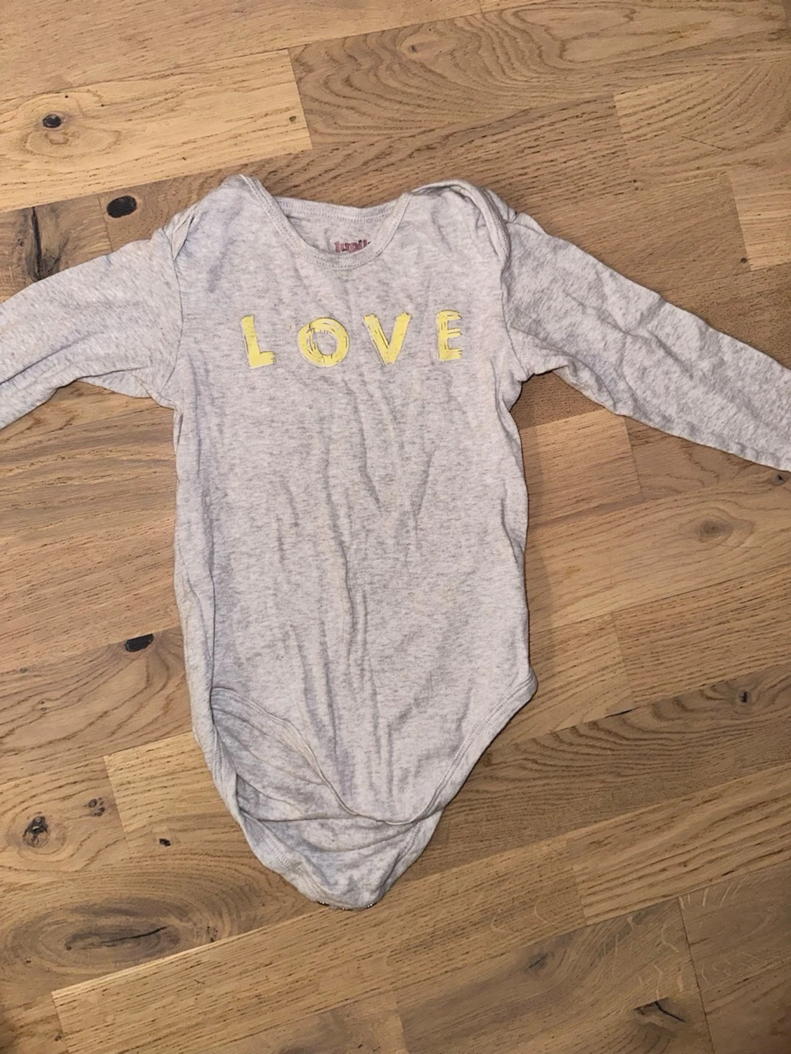 Grå body med LOVE-tryck från Livly Livly grå body, storlek 62/68 - 1