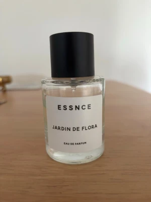 ESSNCE Jardin De Flora parfym - Säljer denna parfym från essnce.