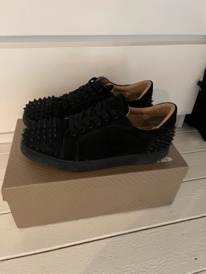 Loubs med spikar fram och bak - Storleken är 41 men passar även 42. Köpta här på plick och fick bara med lådan.