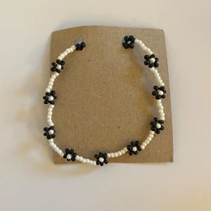 Handgjort armband  - Handgjort armband med en silverfärgad förlängningskedja och karbinhake 💕