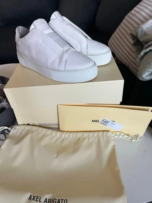 Axel arigato skor - Säljer nu dessa skorna från Axel Arigato som är  använda få gånger, endast på lite finare sammanhang.  box och påse medföljer☺️ säljer för jag vill ha nya skor 
