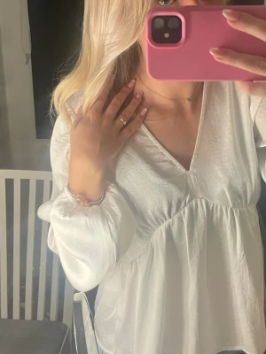 Vit blus  - Jättefin vit blus som passar till fint och vardags💞 Har ballongärmar och smått v-ringad💕Köpt på vero moda 