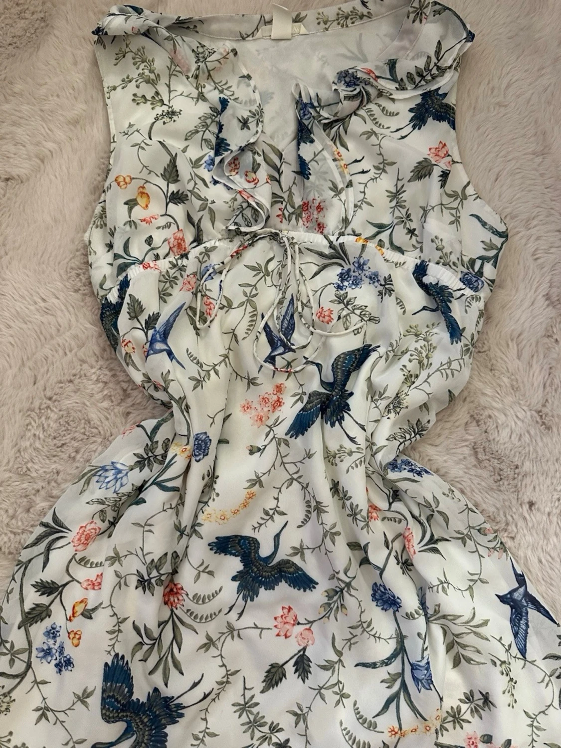 Vit blommig kortklänning med fågelmotiv - 1