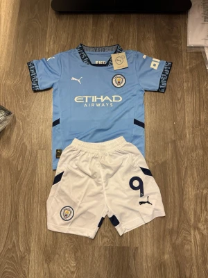 Manchester City Haaland matchställ 5-6 år - Fotbollsset barn, tröja o shorts. Passar barn i åldern 5-6 år