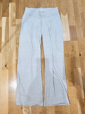 Stickade mjukisbyxor  - Ett par stickade mjukisbyxor i storlek 146/152 - motsvarar xxs/xs. Använda några gånger men fortfarande i fint skick - från gina tricot