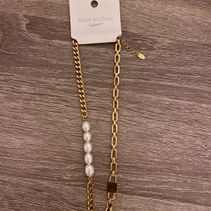 Halsband  - Guldpläterat stål halsband pansar /kedja med pärlor och hånglås 