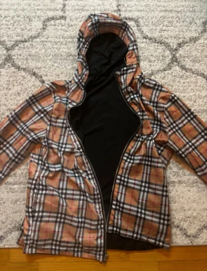 Burberry jacka - Funkar bra, storlek xl men funkar även som L