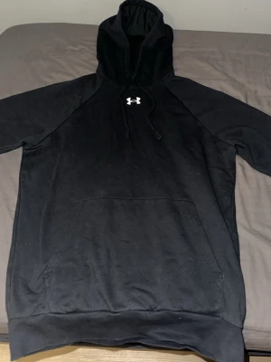 Under armour hoodie - Skön under armour hoodie(knappt använd) pris går att diskutera vid snabb affär