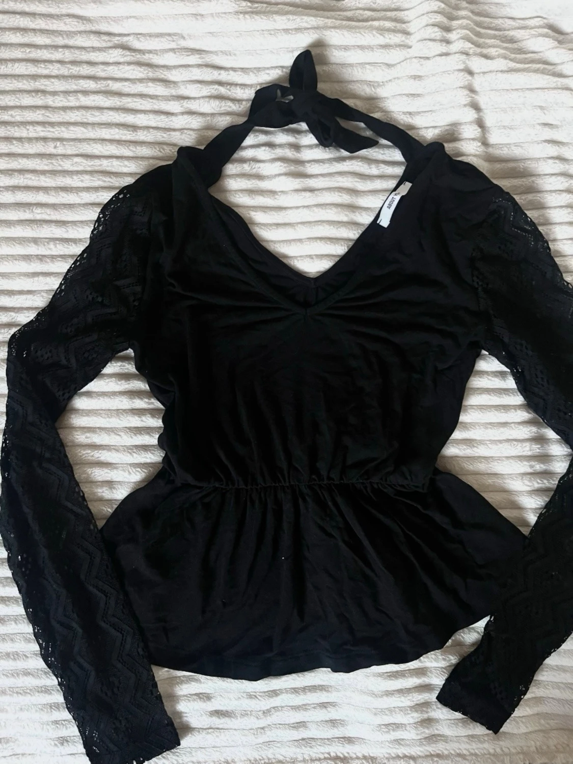 Svart blus med spetsärmar från About You - 3