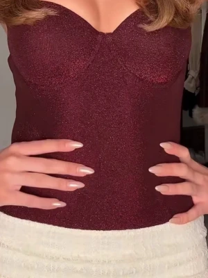 Vinröd glittrig body intimissmi - Säljer min intimissmi body aldrig använd har prislapp på 