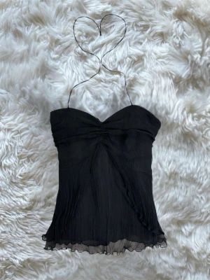 vintage y2k dark dollette halterneck knyttopp  - vacker unik vintage topp tyget är mjukt och stretchigt uppskattar storleken som 36/38 passar S/M jättefint skick  