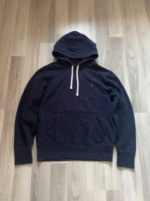 Ralph louren hoddie - Säljer min härliga polo hoddie i bra skick | Marinblå och storlek Small | Hör av er om ni söker mer information🤗