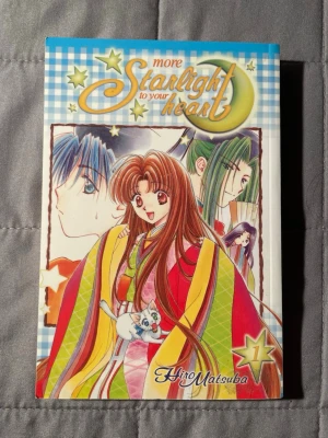More Starlight to Your Heart Vol. 1 - En färgstark manga med charmiga karaktärer och en söt katt, perfekt för dig som gillar romantik och humor. Boken har en klassisk anime-stil och passar både ungdomar och unga vuxna som vill ha en lättsam och underhållande läsupplevelse.