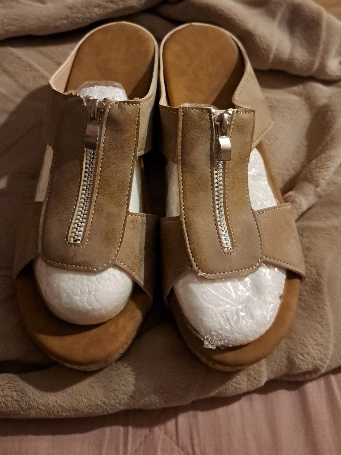 Beige sandaler med dragkedja och nitar - 1