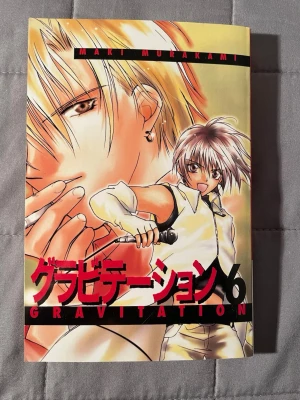 Gravitation 6 - En fartfylld manga fylld av romantik och humor! Följ Shuichi och bandet Bad Luck när deras karriär tar fart och relationerna sätts på prov. Perfekt för dig som gillar musik, drama och oväntade vändningar. Rekommenderas från 16 år.