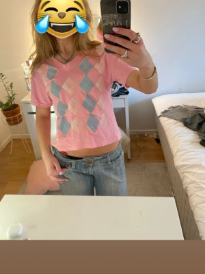 Rutig rosa topp från Diesel  - Säljer en croppad rosa topp från Diesel i storlek XL med ljusblått och vitt rutig mönster framtill. Passar även xs/s/m. Toppen har v-ringning och korta ärmar, perfekt för dig som gillar färgglada och unika plagg. Materialet är mjukt och känns skönt mot huden.