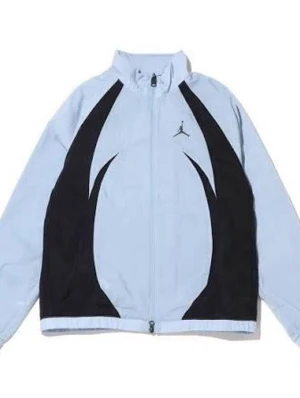 Jordan windbreaker - Jordan vindjacka i ljusblått med svarta grafiska detaljer på framsidan. Jackan har hög krage, hel dragkedja och långärmade ärmar. Oanvänd 