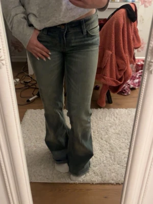 Blå bootcut cheap monday jeans lowwaist - Säljer mina cheap monday jeans då de inte sitter riktigt som ja vill på mig! Jöttefina och aldrig använda!🫶🏻små i storleken