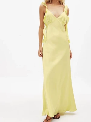 Ljusgul långklänning med volang från Nakd - Säljer denna superfina ljusgula klänning från NA-KD den är i storlek M och använd endast en gång i somras, inga defekter. Nypris 699kr 